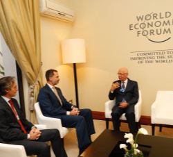 Su Majestad el Rey durante su encuentro con el presidente y fundador del Foro Económico Mundial, Klaus Schwab