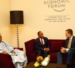 Su Majestad el Rey conversa con el Presidente de Niger, Mahamadou Issoufu