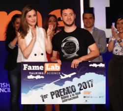 Su Majestad la Reina entrega el primer premio al ganador de Famelab España 2017, Pedro Daniel Pajares