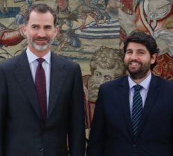 Su Majestad el Rey recibe con el presidente de la Región de Murcia, Fernando López Miras