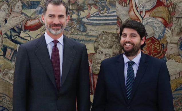 Su Majestad el Rey recibe con el presidente de la Región de Murcia, Fernando López Miras