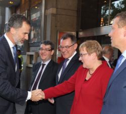 Don Felipe recibe el saludo de la secretaria de Estado parlamentaria de Economía y Energía de la República Federal de Alemania, Iris Gleicke