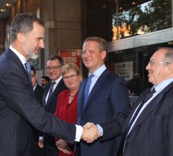 Don Felipe recibe el saludo del presidente de la Cámara de Comercio de España, José Luis Bonet