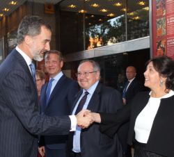Don Felipe recibe el saludo de la presidenta de la Cámara de Comercio Alemana para España y presidenta y consejera delegada de SIEMENS, S.A., Rosa Mar