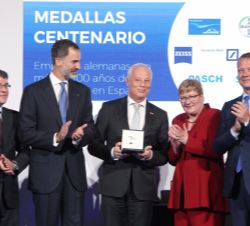 Don Felipe entrega la Medalla del Centenario a Bayer Hispania, S.L., que recogió su director general, Rainer Krause