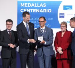 Su Majestad el Rey entrega la Medalla especial a Robert Bosch España, S.L.U., que recogió su presidente director, Javier González