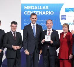Don Felipe entrega la Medalla del Centenario a Carl Zeiss Ibérica, S.L., que recogió su consejero delegado y director general, Arndt Knestel