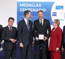 Don Felipe entrega la Medalla del Centenario a Deutsche Bank, S.A.E., que recogió su consejero director general, José Manuel Mora-Figueroa