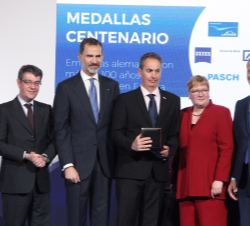 Don Felipe entrega la Medalla del Centenario a Deutz Spain, S.A., que recogió su director gerente industrial y portavoz, Fernando Angulo