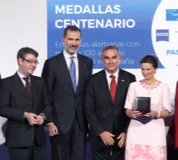 Don Felipe entrega la Medalla del Centenario a Osram Lighting S.L./Ledvance Lighting, S.A.U., que recogieron Antonieta Loureiro, directora general de 