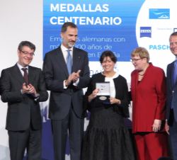 Don Felipe entrega la Medalla del Centenario a Siemens, S.A., que recogió su consejera delegada, Rosa García