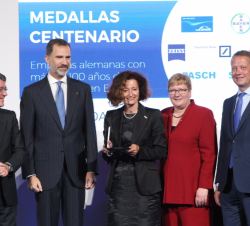 Don Felipe entrega la Medalla del Centenario al Grupo Thyssenkrupp, S.L., que recogió su consejera delegada y representante para España y Portugal, En