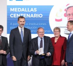Su Majestad el Rey entrega la Medalla especial a José Luis Bonet, presidente de la Cámara de Comercio de España