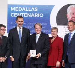 Su Majestad el Rey entrega la Medalla especial a Francisco Belil, presidente de la Cámara de Comercio Alemana para España 2005-2010