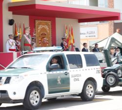 Sus Majestades los Reyes al paso de un vehículo de Seguridad Ciudadana de la Guardia Civil