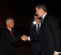 Su Majestad el Rey recibe el saludo del presidente de la Real Federación Española de Fútbol, Ángel María Villar, en presencia del ministro de Educació