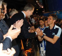 Su Majestad el Rey entrega el trofeo de finalistas al entrenador del Deportivo Alavés