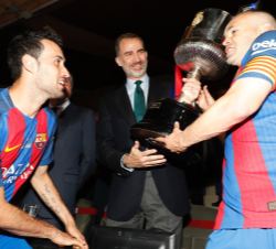 Su Majestad el Rey entrega la Copa de campeón a los capitanes del FC Barcelona, Andrés Iniesta y Sergio Busquets