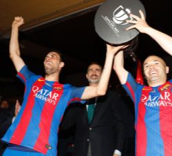 Su Majestad el Rey tras entregar la Copa de campeón a los capitanes del FC Barcelona, Andrés Iniesta y Sergio Busquets