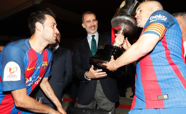 Su Majestad el Rey entrega la Copa de campeón a los capitanes del FC Barcelona, Andrés Iniesta y Sergio Busquets