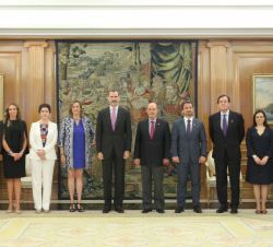 Fotografía de grupo de Su Majestad el Rey con la Junta de Gobierno del Colegio de Abogados de Madrid
