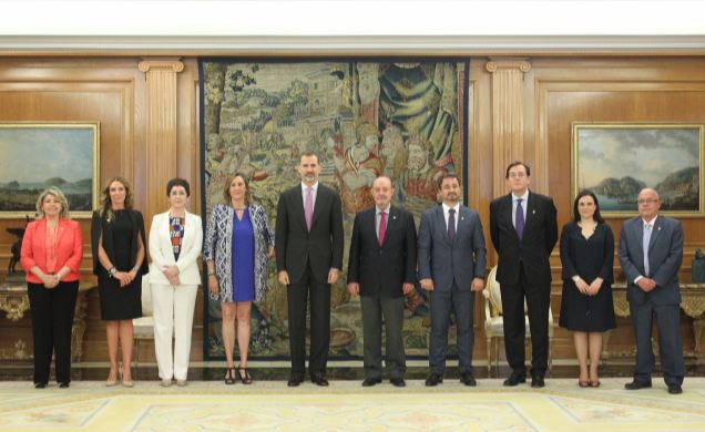 Fotografía de grupo de Su Majestad el Rey con la Junta de Gobierno del Colegio de Abogados de Madrid