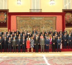 Su Majestad el Rey y Su Majestad el Rey Don Juan Carlos junto a los miembros del Patronato de la Fundación COTEC