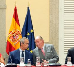Su Majestad el Rey Don Juan Carlos conversa con el vicepresidente de COTEC y director general adjunto a la Presidencia de Telefónica, Francisco De Ber
