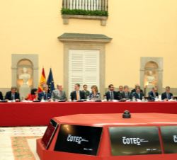 Don Felipe y Don Juan Carlos en el Patio de los Austrias y en su lugar en la mesa de reunión