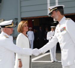 Don Felipe recibe el saludo del almirante jefe de Estado Mayor de la Armada, Teodoro Esteban López Calderón