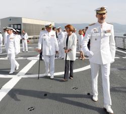 Su Majestad el Rey y Su Majestad el Rey Don Juan Carlos, tras recebir Honores de Ordanaza, se dirigen al Puente del Buque de Acción Marítma "Torn