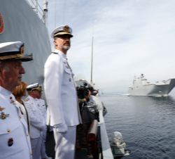 Su Majestad el Rey y Su Majestad el Rey Don Juan Carlos al inicio de la revista de las naves de la Armada