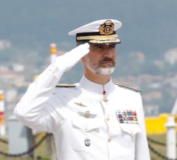 Don Felipe durante los Honores de Ordenanza en la Escuela Naval Militar de Marín