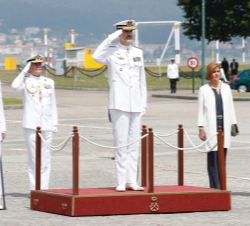 Su Majestad el Rey durante los Honores de Ordenanza en la Escuela Naval Militar de Marín