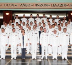 Don Felipe y Don Juan Carlos con exdirectores de la Escuela Naval Militar y alumnos