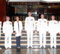 Su Majestad el Rey y Su Majestad el Rey Don Juan Carlos con la ministra de Defensa y con los ex-AJEMAS