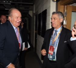 Su Majestad el Rey Don Juan Carlos es recibido a su llegada por Ángel María Villar, presidente de la Real Federación Española de Fútbol y Florentino P