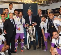 Su Majestad el Rey Don Juan Carlos junto a los jugadores, el entrenador y el presidente del Real Madrid