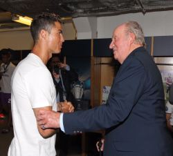 Su Majestad el Rey Don Juan Carlos conversando con el jugador del Real Madrid Cristiano Ronaldo