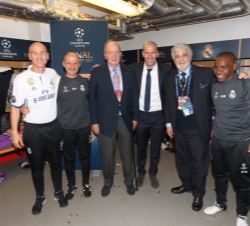 Su Majestad el Rey Don Juan Carlos junto al cuerpo técnico del Real Madrid y Plácido Domingo