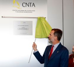 Sus Majesades los Reyes descubren la placa conmemorativa por el XXV aniversario del CNTA