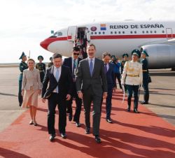 Don Felipe acompañado por el Ministro de Economía de la República de Kazajistán a su llegada al Aeropuerto Internacional de Astaná