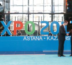 Su Majestad el Rey recibido por el Presidente de la República de Kazajistán, Nursultán Nazarbáyev, a su llegada a la Esfera Central de la Exposición