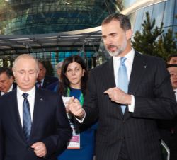 Su Majestad el Rey conversa con el presidente de la Federación Rusa, Vladímir Putin