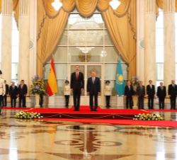 Su Majestad el Rey con el Presidente de la República de Kazajistán, Nursultán Nazarbáyev, en el Palacio Presidencial Ak Orda