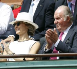 Su Majestad el Rey Don Juan Carlos aplaude durante la final junto a la ministra de Agricultura y Pesca, Alimentación y Medio Ambiente, Isabel García T
