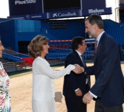 Su Majestad el Rey recibe el saludo de la presidenta del Patronato de la Fundación COTEC, Cristina Garmendia