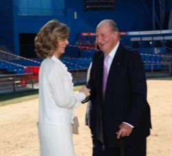Su Majestad el Rey Don Juan Carlos recibe el saludo de la presidenta del Patronato de la Fundación COTEC, Cristina Garmendia
