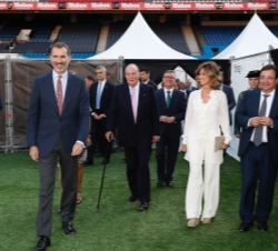Su Majestad el Rey y Su Majestad el Rey Don Juan Carlos, acceden al cesped del Estadio Vicente Calderón, donde tendría lugar el acto de presentación d