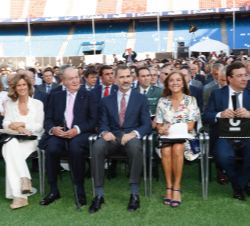 Su Majestad el Rey y Su Majestad el Rey Don Juan Carlos, instantes previos al comienzo del acto de presentación del Informe COTEC 2017